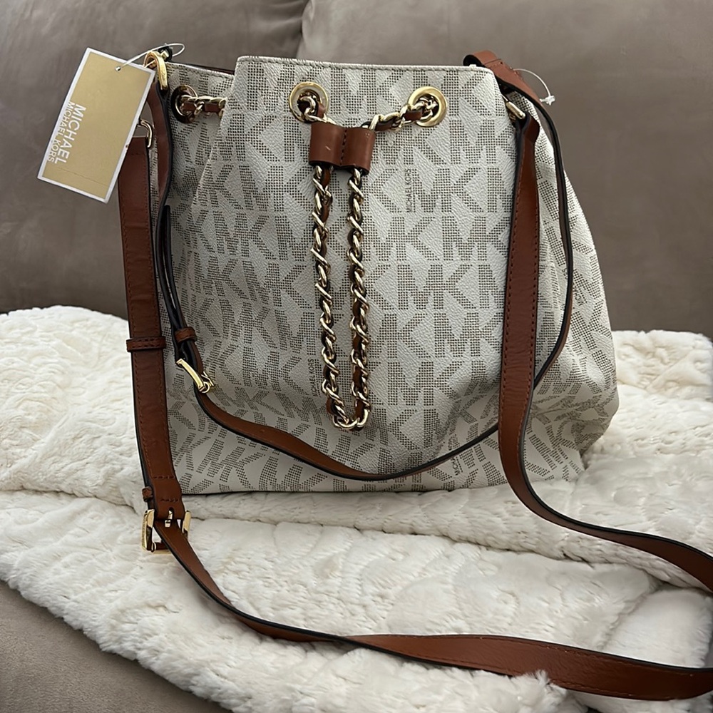 Michael Kors Bucket Bag with 2 straps